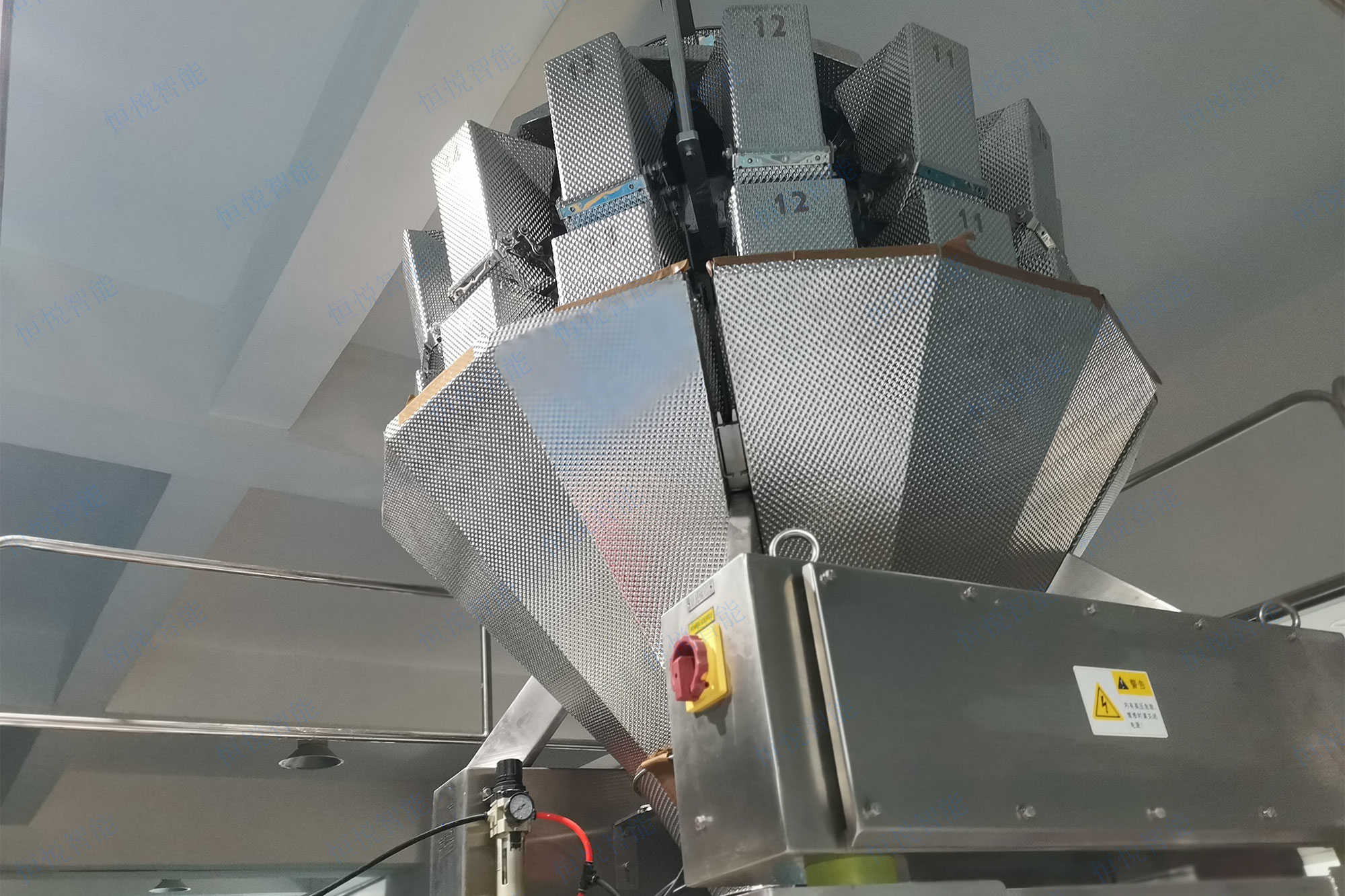 土豆粉自動午夜视频免费看采用十四頭電腦組合秤自動定量稱重